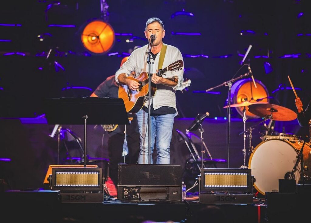 Mikel Urdangarinek ‘Mundua eder’ diskoa plazaratu du, bere hogeigarrena ia 30 urteko ibilbidean