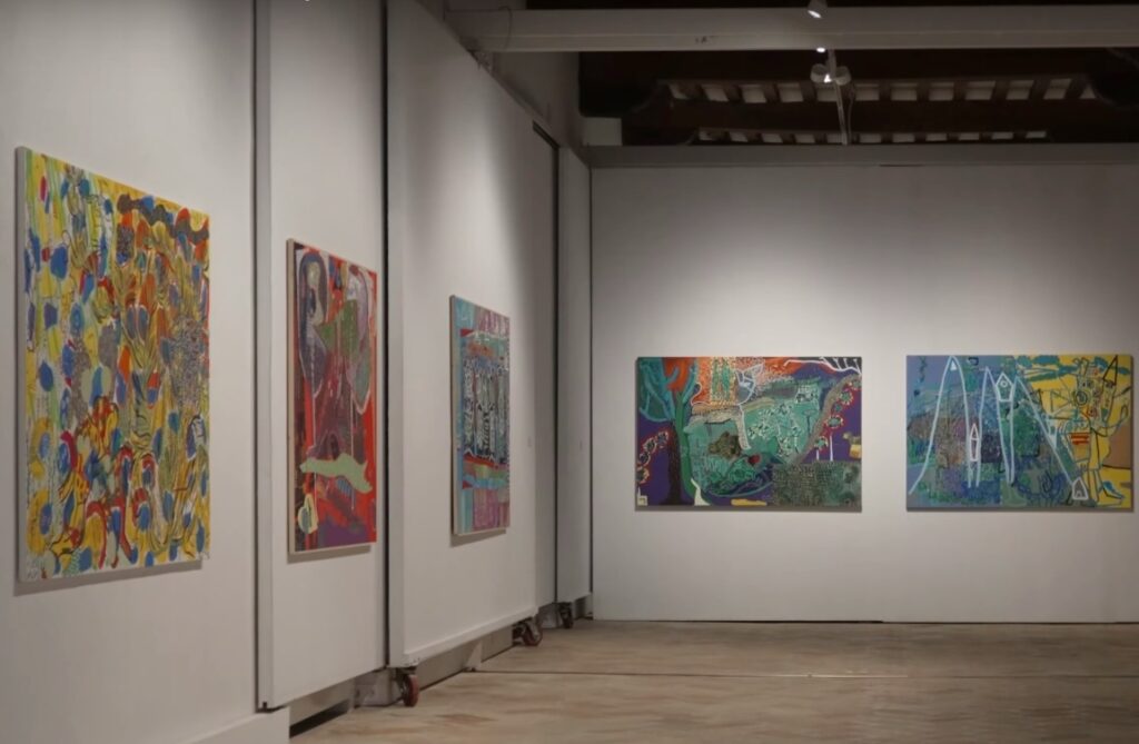 Nafarroako artisten lanak biltzen dituen ‘Formatutik kanpo’ erakusketa zabaldu dute Iruñeko Arma Aretoan