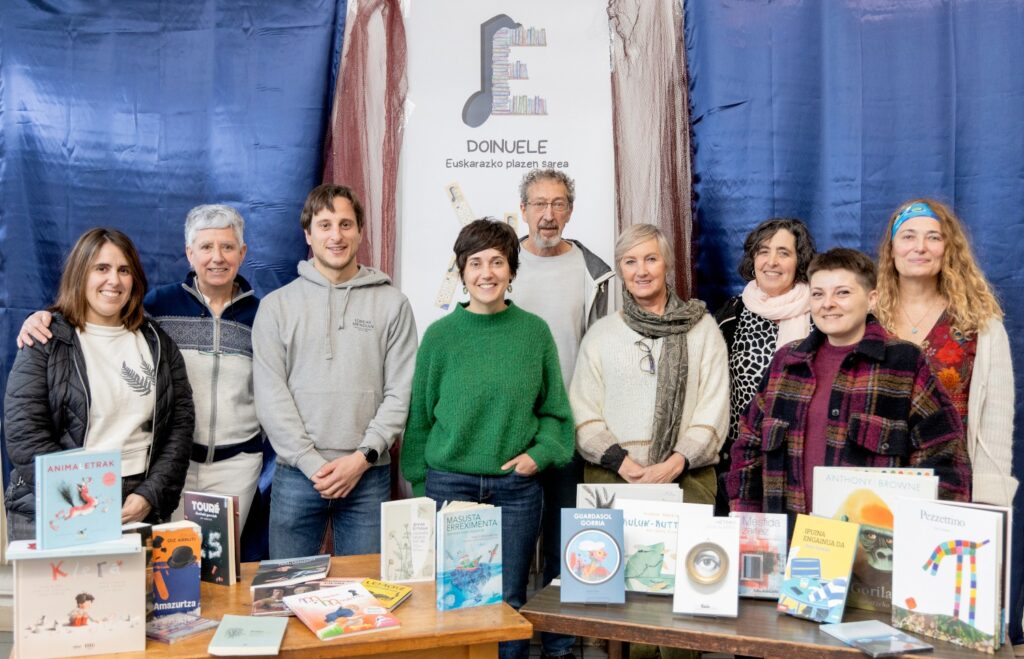 Doinuele euskara hutsezko plazen sareak 2025eko azoken egutegia aurkeztu du