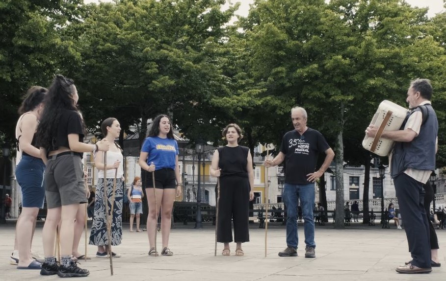 Loraldia Elkarteak gazteei zuzendutako udako sormen egonaldia aurkeztu du