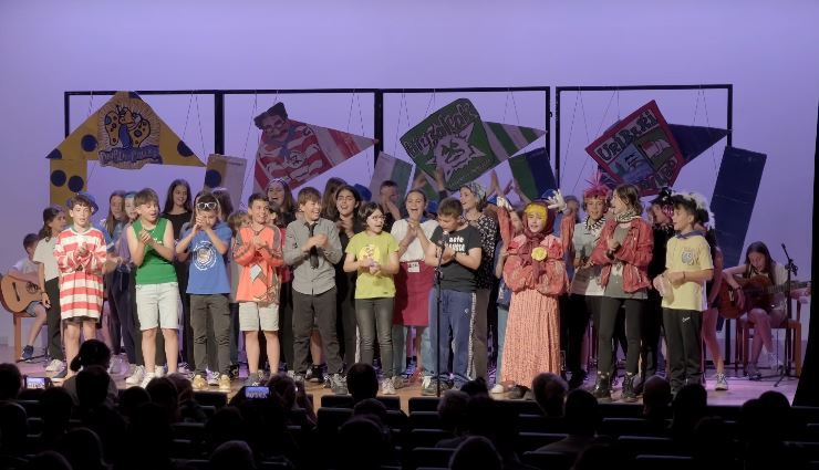 Euskal kultura hezkuntzara: Loraldia Eskolaren 2025-26 ikasturterako eskaintza eta izen emate epea zabalik