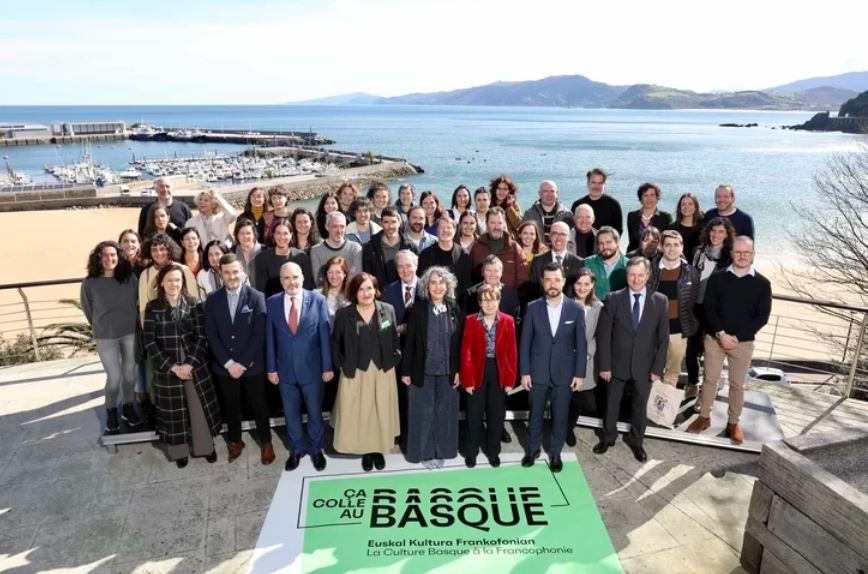 Euskal kulturaren proiekzioa lurralde frankofonoetan indartzeko asmoz ‘Ça colle au basque’ ekimena aurkeztu dute