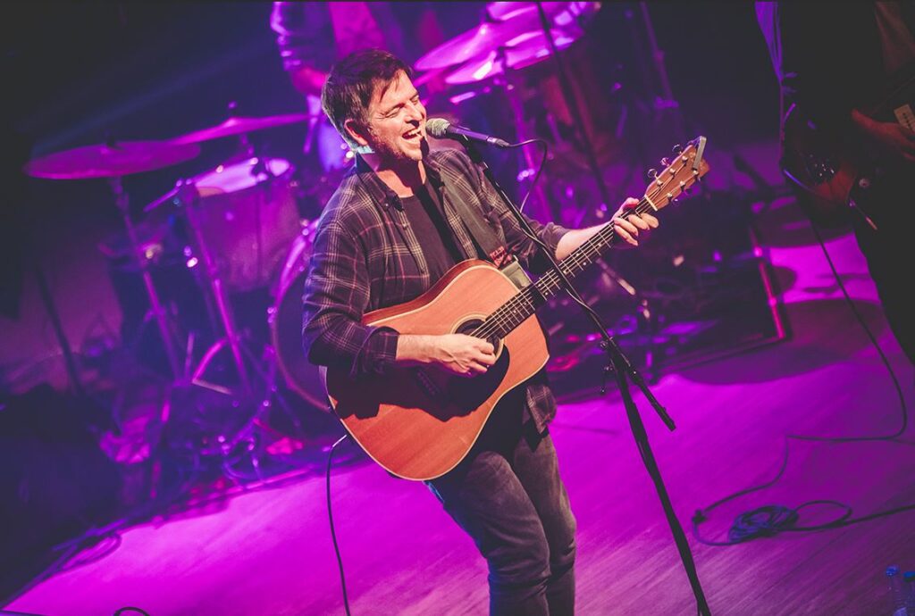 Mikel Urdangarinek ‘Mundua eder’ kantaren bideoklipa estreinatu du