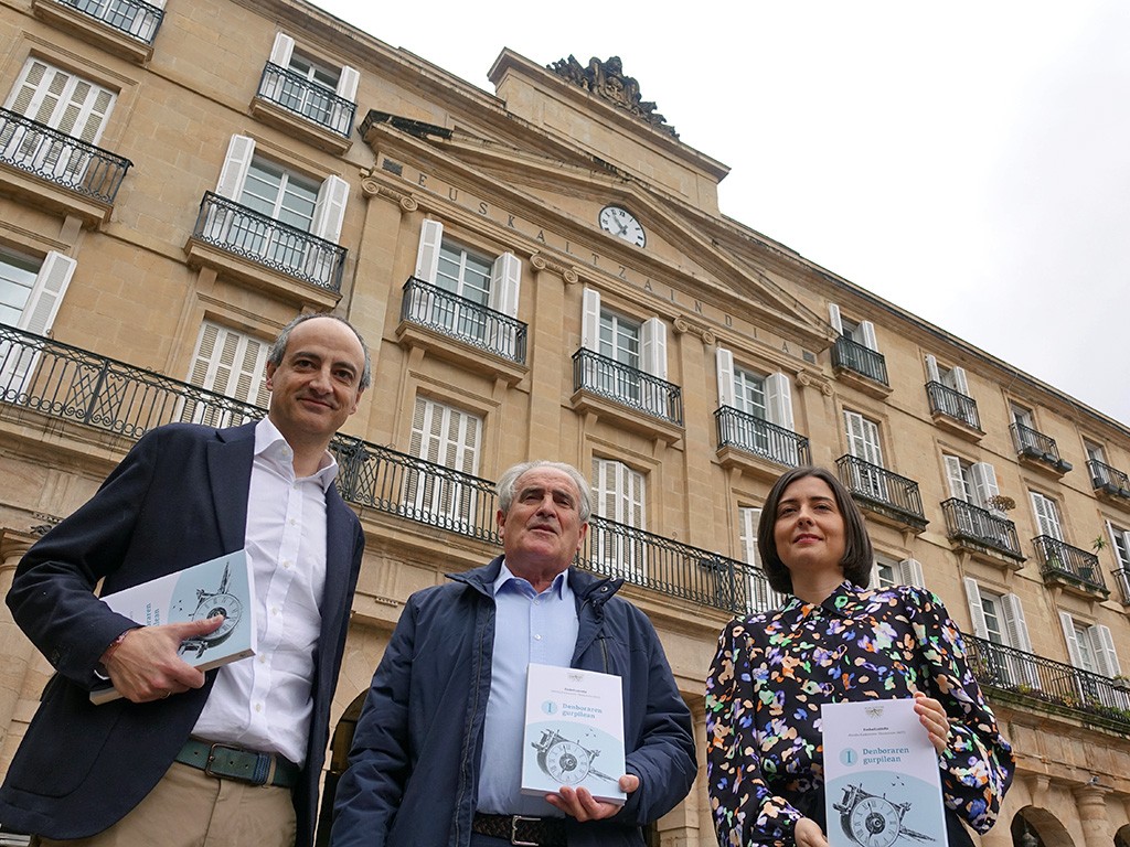 Euskaltzaindiak ‘Denboraren gurpilean’ liburua eta ‘Berba-mintzoak’ bilduma aurkeztu ditu