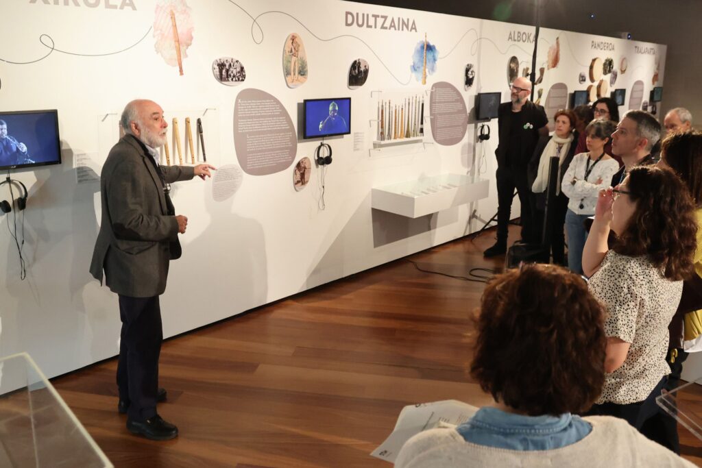 ‘Atzokoak gaur. Lanbide tradizionalak’ egitasmoak herri musika tresnen artisautza izango du ardatz, San Telmo Museoan