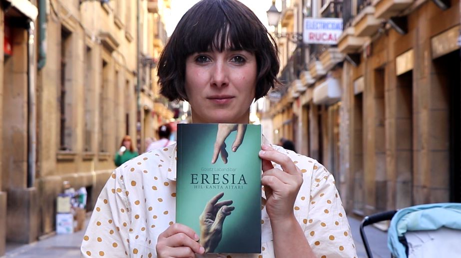 [BIDEOA] Pertsonaia publikoen bizitza pribatuaz hausnartzeko eleberria ondu du Goiatz Labandibarrek