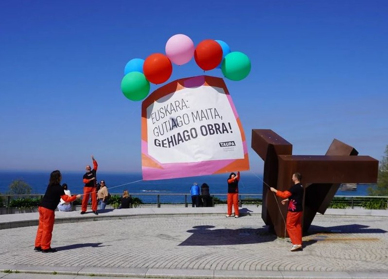 Euskararen erabilera sozialean eragiteko beharra azpimarratu dute Gasteizen, Miarritzen, Bilbon eta Iruñean