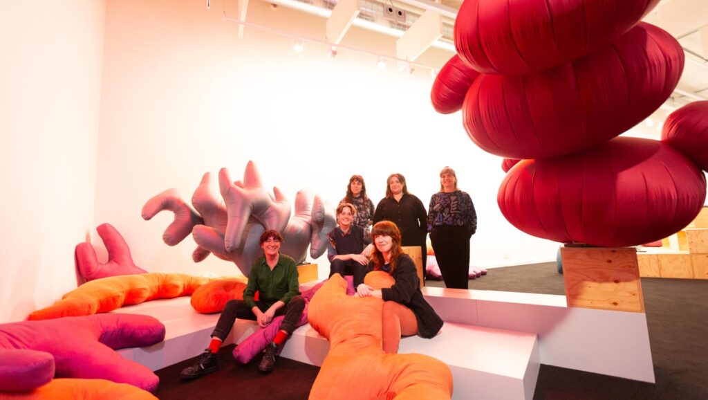 Anna Irina Russell artistak ‘Birika bezain elastikoa’ erakusketa sortu du ‘Situ-akzioak’ programarako, Donostian