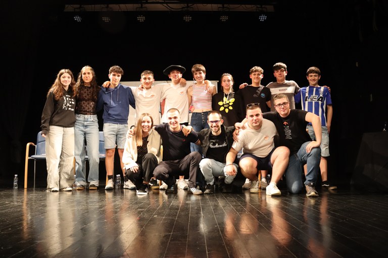 Jokin Onaindiak eraman du aurtengo Arabako bertsolari gaztetxoen Eskolartekoaren txapela