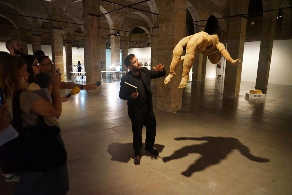 Abel Azkona artista nafarrak ‘Monumentu bat familiari’ erakusketa zabalduko du larunbatean, Gasteizen