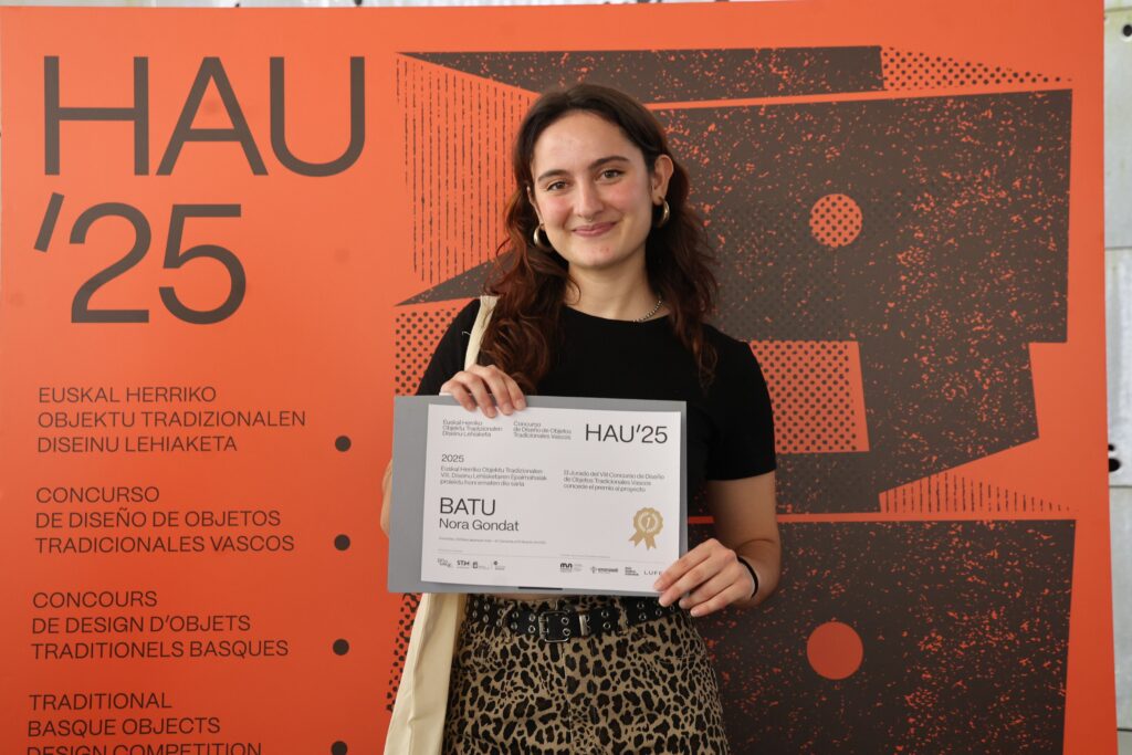 Nora Gondatek irabazi du Euskal Herriko objektu tradizionalaren diseinu lehiaketa
