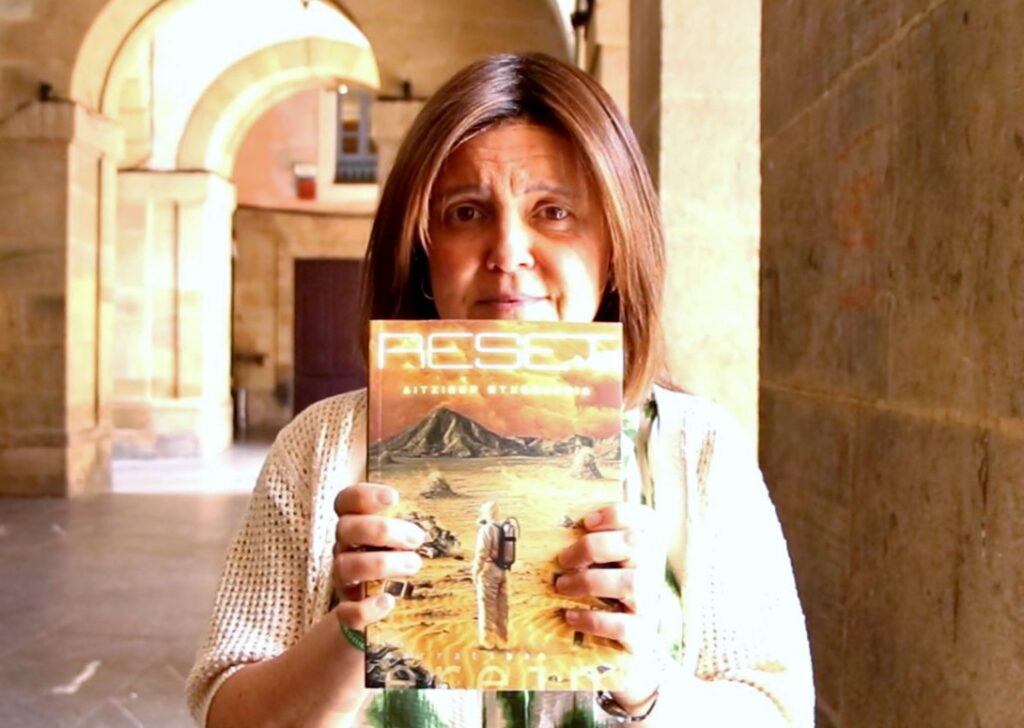 [BIDEOA] Aitziber Etxeberria idazleak ‘Reset’ nobela distopikoa kaleratu du