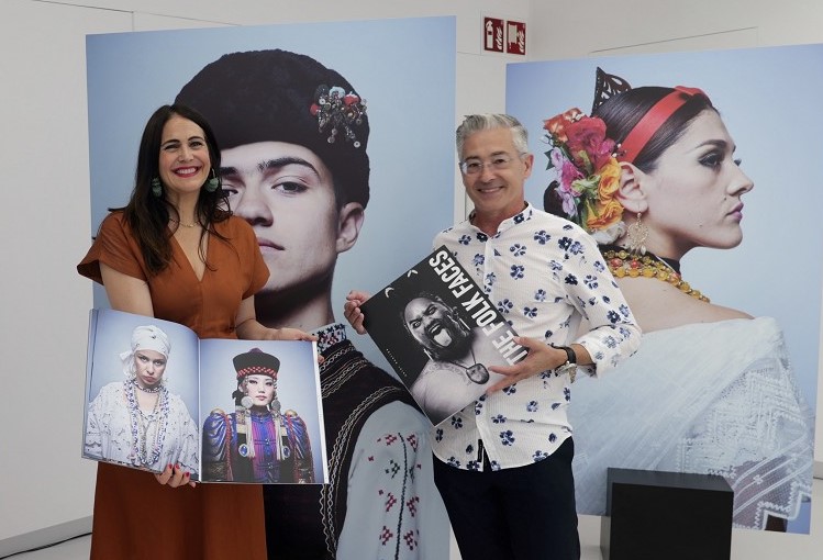 Asier Bastida argazkilariak bost kontinenteetako folklorearen “aurpegiak eta arimak” bildu ditu liburu batean