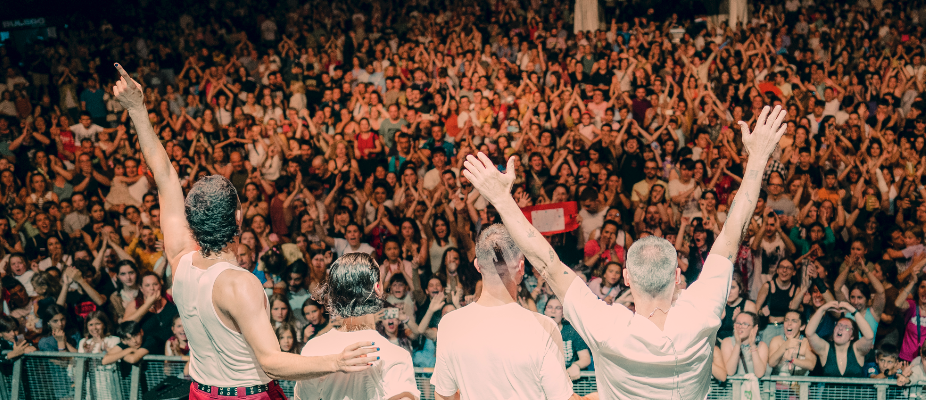 Bulegok beste bi kontzertu iragarri ditu agertokietatik jaitsi aurretik