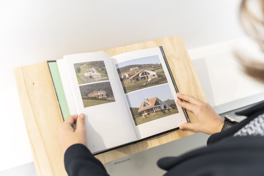 ‘Baserria. Egurra, harria, mitoa, orain’ erakusketa zabaldu dute irailaren 14ra arte, Donostian