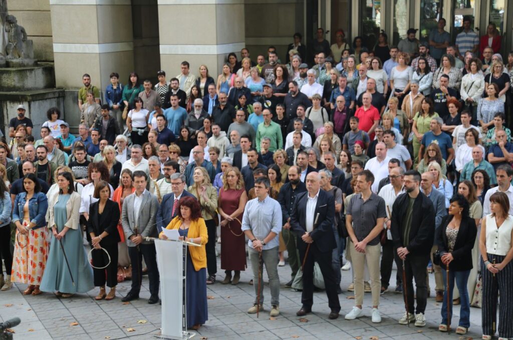 [BIDEOA] Euskalgintzak eta udal ordezkariek euskararen erabilerak behar duen lekua izateko neurriak sustatzeko konpromisoa hartu dute