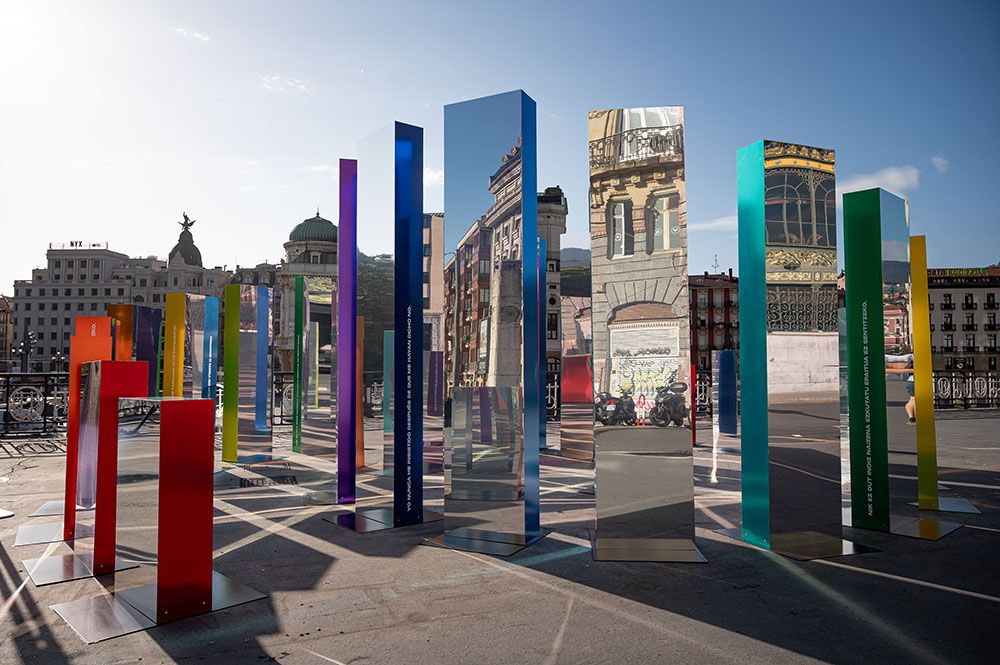 ‘Nik inoiz ez’ hiri-instalazioa, emozioak aztertzeko eta beren portaerak eta harremanak birpentsatzeko