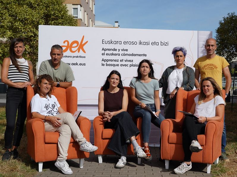 ‘Euskara eroso ikasi eta bizi’ matrikulazio-kanpaina abiatu du AEKk