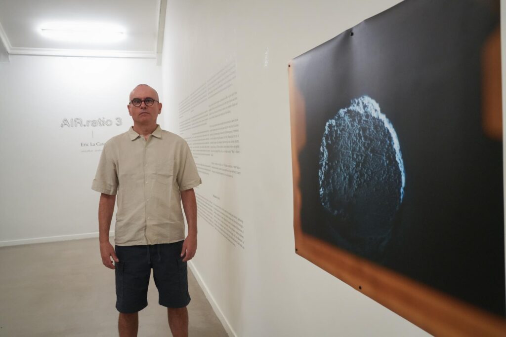 Eric La Casa artistaren aire sonorizatuak Tabakalerako eskailera nagusian entzungai