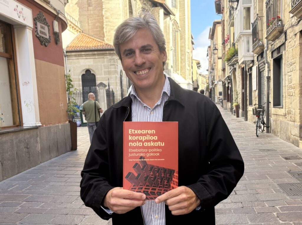 ‘Etxearen korapiloa askatzen’ liburua kaleratu du Unai Fernandez de Betoñok