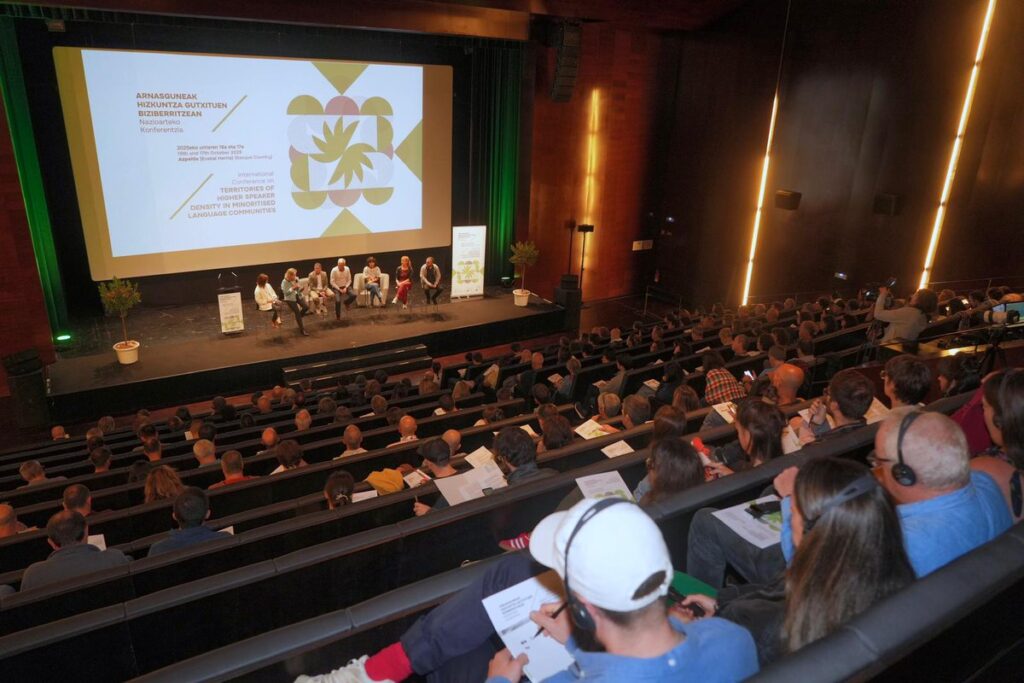 Arnasguneek hizkuntza gutxituen biziberritzean duten garrantziari buruzko nazioarteko lehen konferentzia egiten ari dira Azpeitian