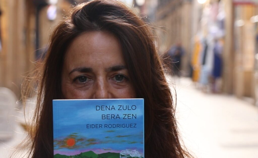 [Bideoa] Eider Rodriguezek ‘Dena zulo bera zen’ bosgarren ipuin liburua plazaratu du Susa Argitaletxearen eskutik