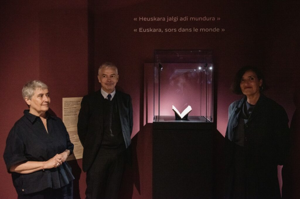 ‘Linguae Vasconum Primitiae’ euskaraz argitaratutako lehendabiziko liburua ikusgai da Baionako Euskal museoan