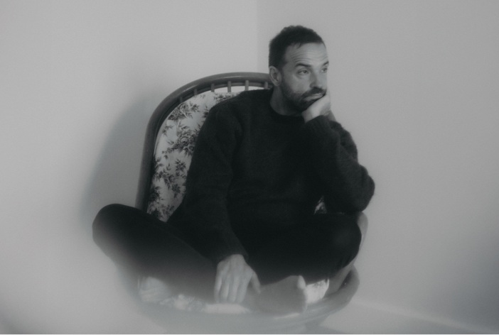 Iker Lauroba abeslariak ‘Bosgarren solairutik’ disko berria argitaratu du