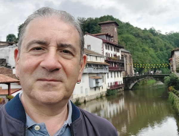 Asier Larrinagak ‘Zenbait gako kazetarientzat zientziaren komunikazioaz’ liburua kaleratu du