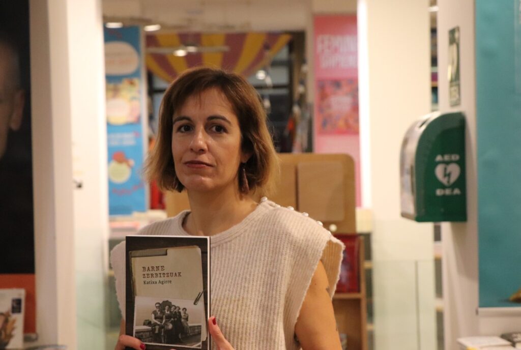 [BIDEOA] Alava espioitza-sarean aritu ziren emakumeak oroitzeko eleberri historikoa ondu du Katixa Agirrek