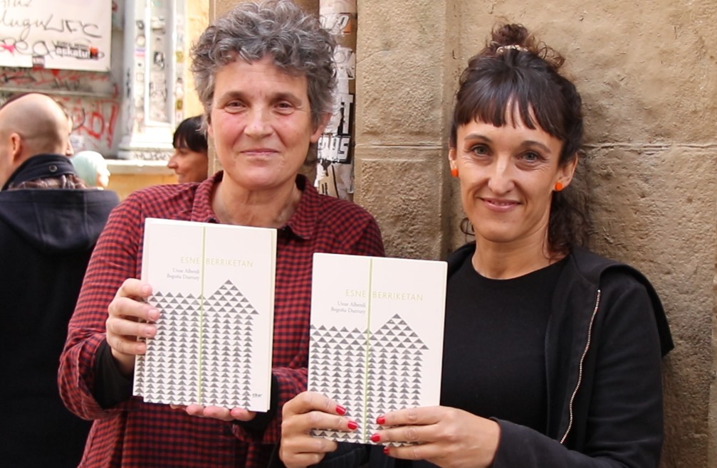 [Bideoa] Emakumeek ahoz kontatu eta belarriz jasotako esperientziak bildu ditu Uxue Alberdik ‘Esne-berriketan’ liburuan