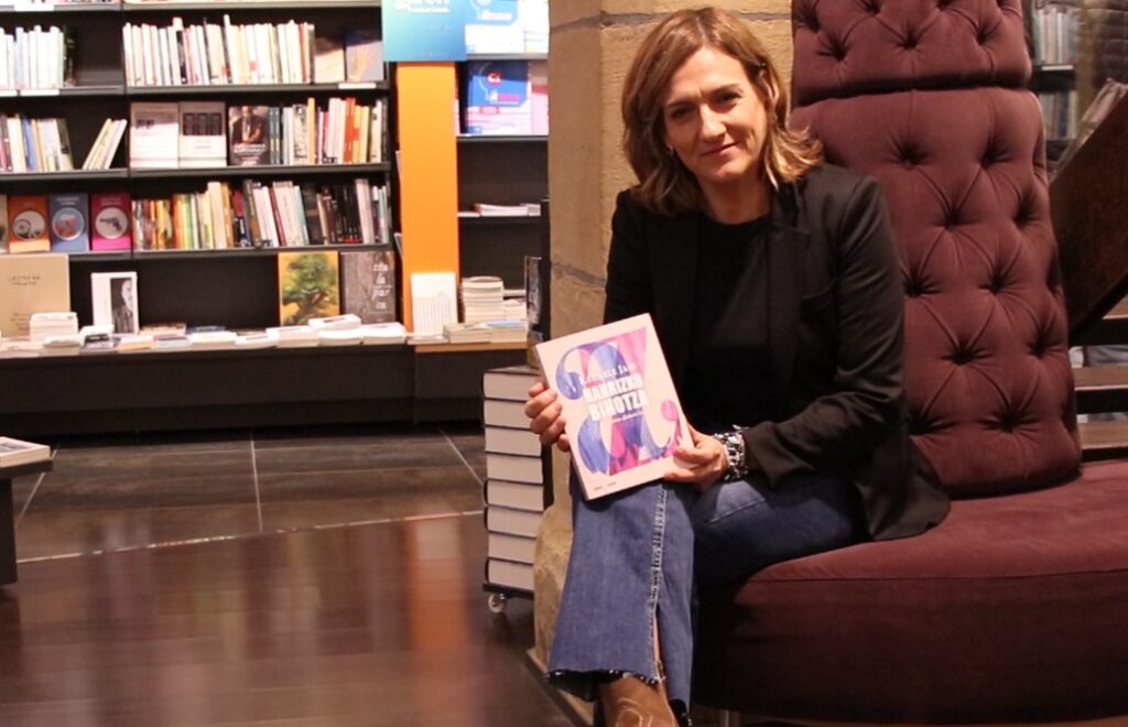 [Bideoa] ‘Harrizko bihotza’, Karmele Jaio idazlearen taupaden alfabetoa kalean da