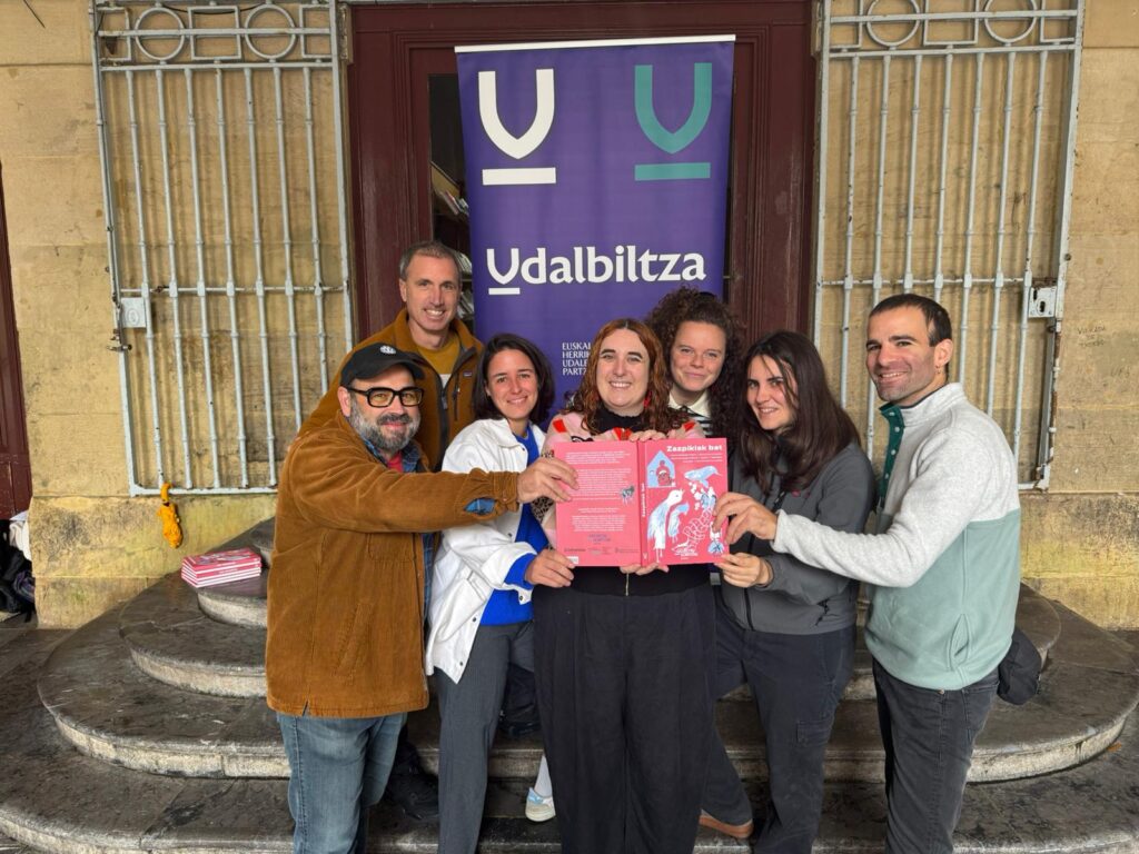 Geuretik Sortuak egitasmoarekin sortutako ‘Zazpikiak bat’ komiki bilduma kalean da