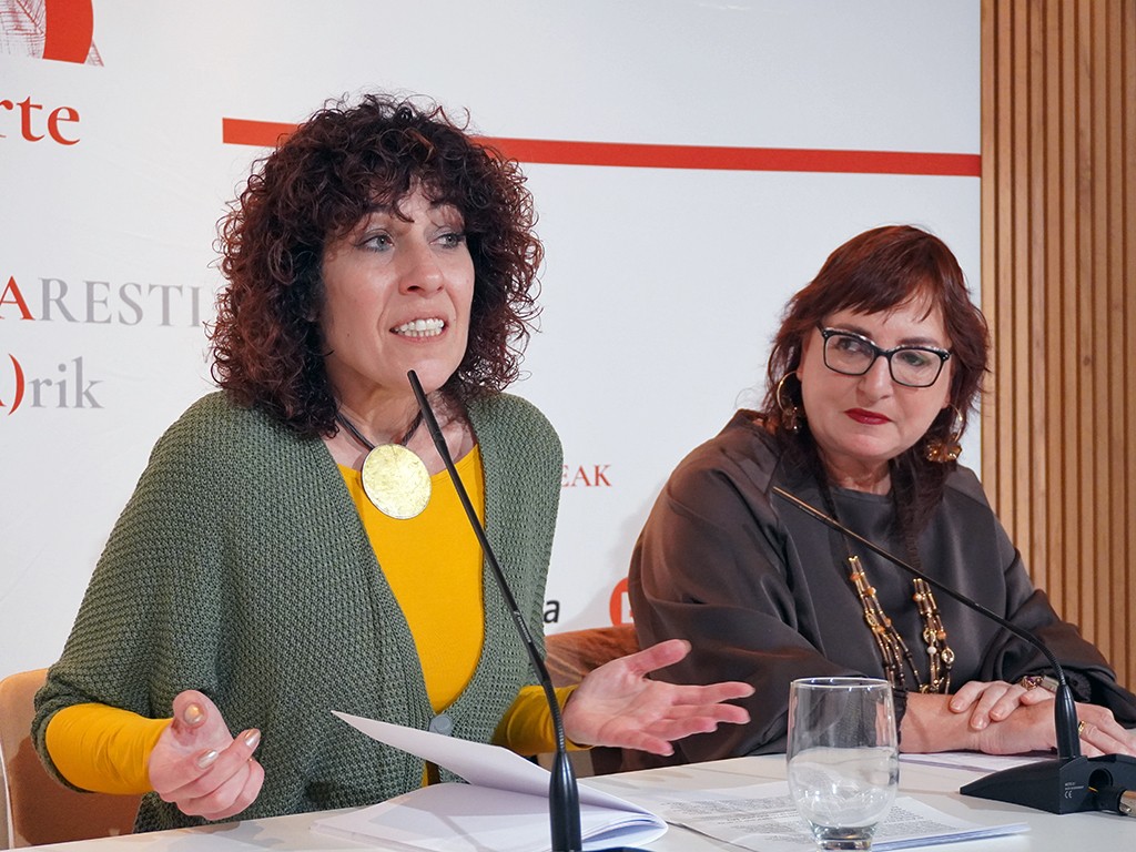 Euskaltzaindiak ‘Gabrielen ispiluetan barrena’ jardunaldiko hitzaldiak jasotzen dituen bilduma aurkeztu du